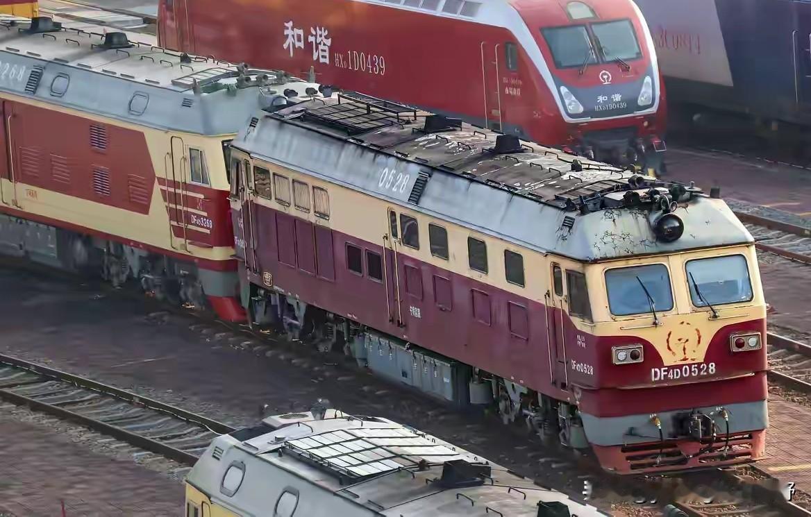 曾经铁路客运的主力内燃机车——东风4D型客运机车。图中的东风4D型内燃机车有着两