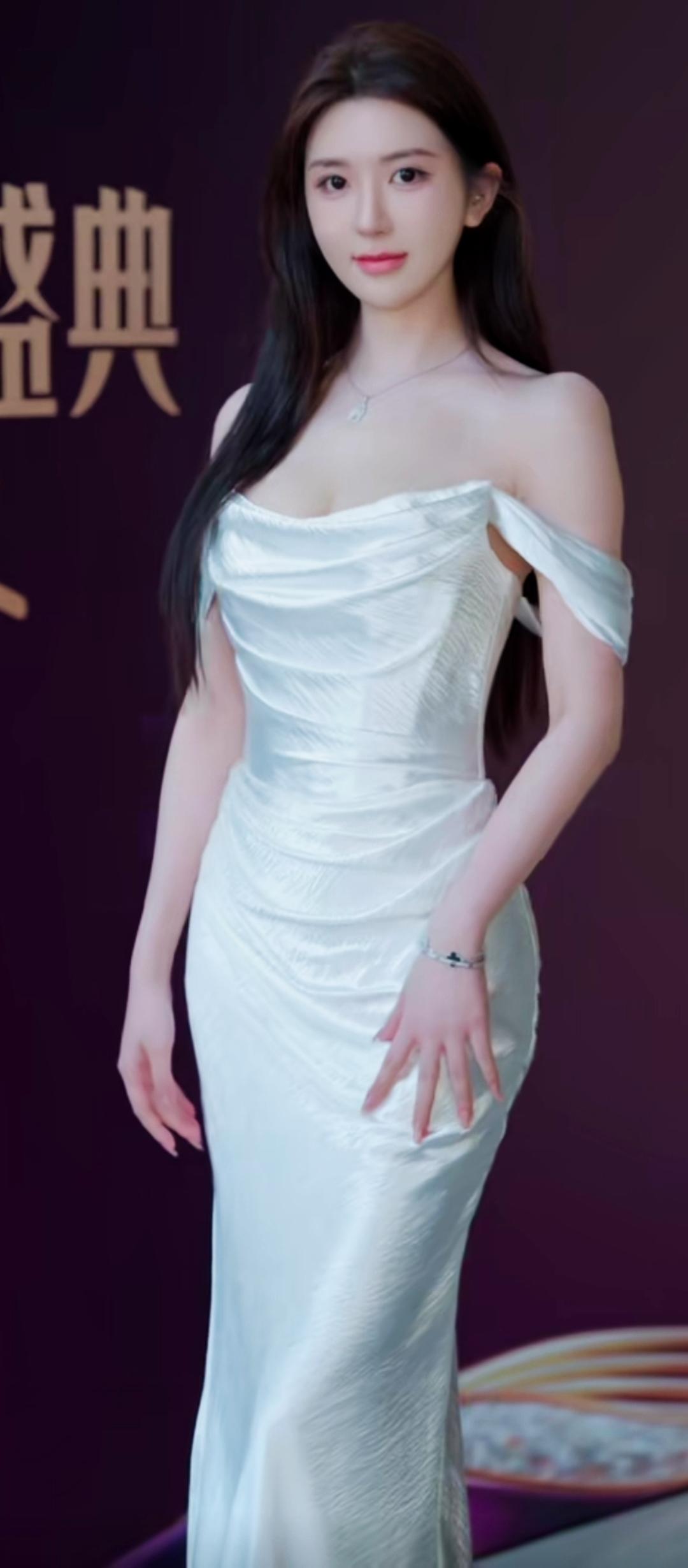 优雅白裙，闪耀红毯，尽显迷人魅力！