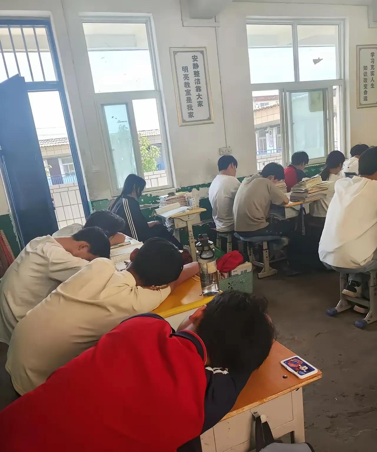 看到图片中显示某些学校课堂上一团糟：你睡你的，你玩你的手机，你抽你的烟，我讲我的