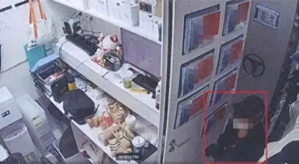 完美闭环！上海，女导购上班时间趁无人溜进仓库将衣服藏进书包，下班后以“内部员工代