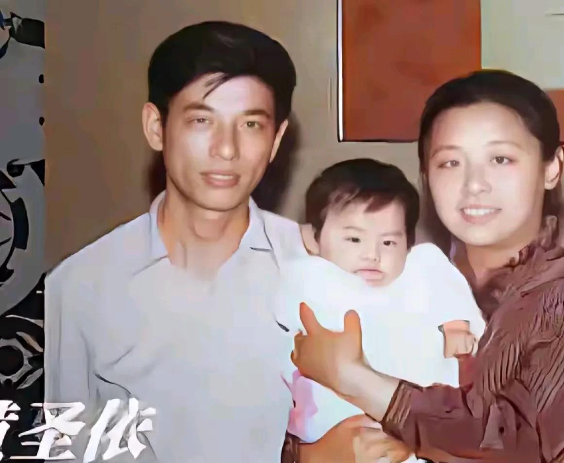 黄圣依长得像极了她的父亲，又是一个闺女像爹的遗传例子。