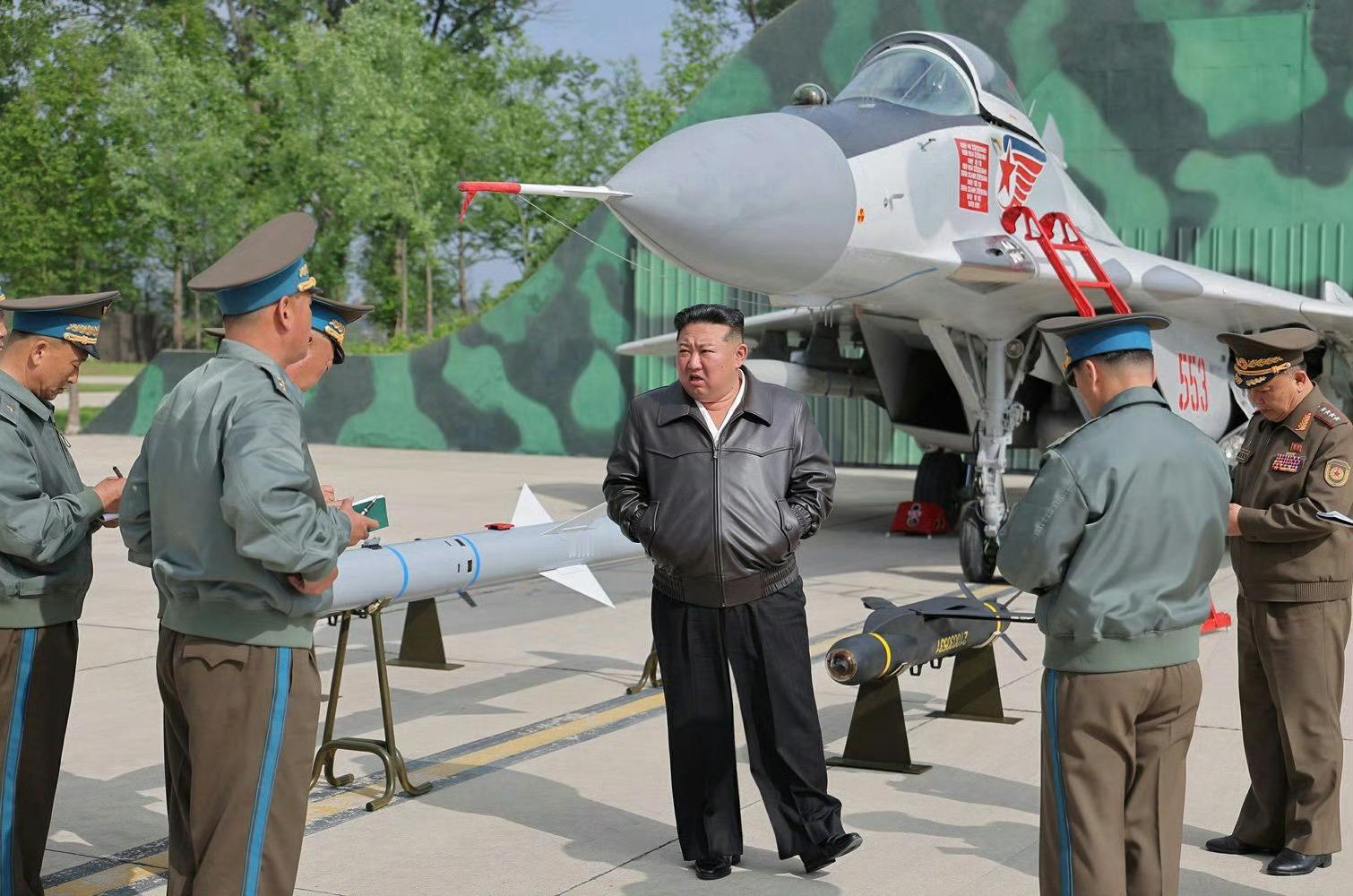 朝鲜自研的中程空对空导弹，这外形有点像中国的霹雳呀[doge]​​​