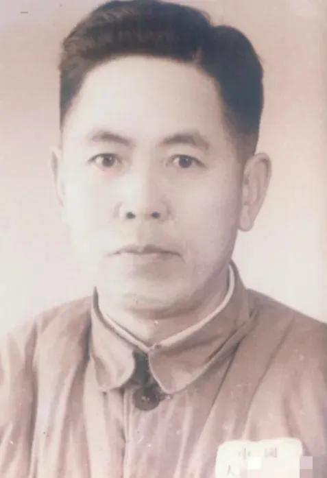 1949年，南京解放后，一个阔太太穿着旗袍来到了35军军部，对门口的哨兵说：“我