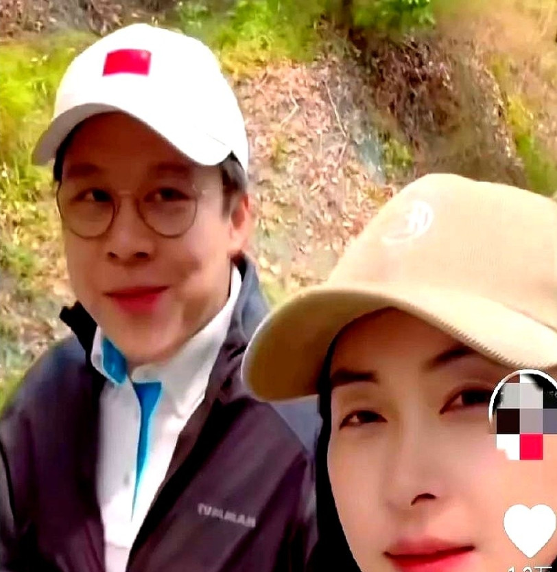 终于明白郭晶晶为什么老是拉着霍启刚去爬山了，首要目的并不是为了练腰，而是为了能把