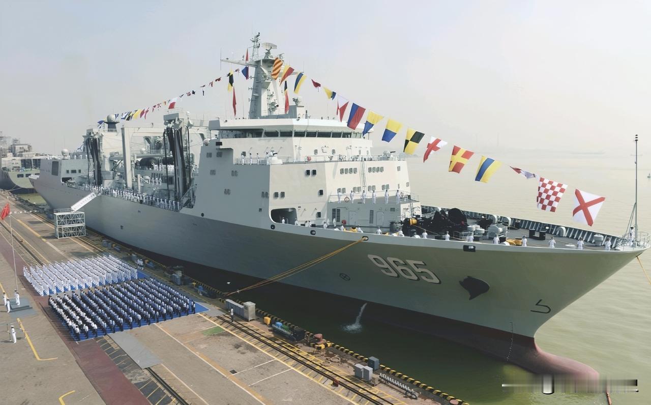 新型综合补给舰首舰“呼伦湖”号交接入列中国海军迎来一位重量级“后勤管家”——新