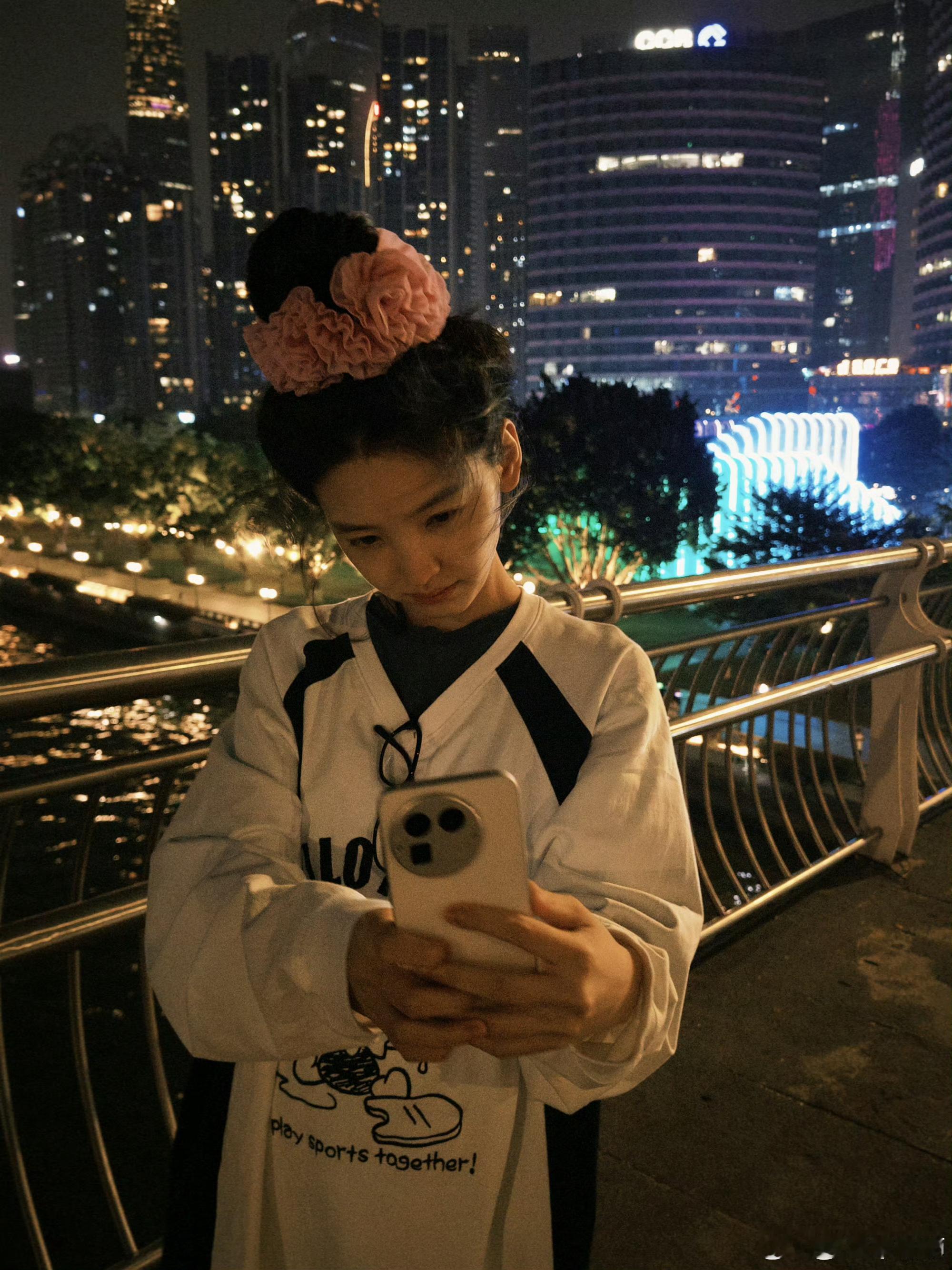 章若楠蹦起来的瞬间也太有活力了吧，我的快乐小狗宝宝楠，可爱到犯规啦～