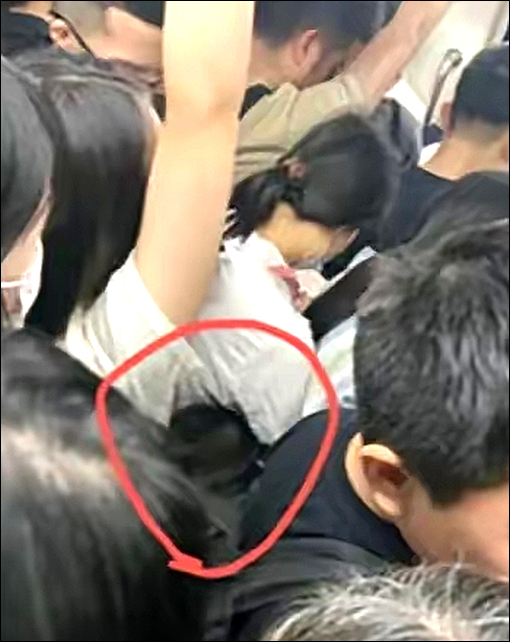 地铁上看到的，离谱吗？