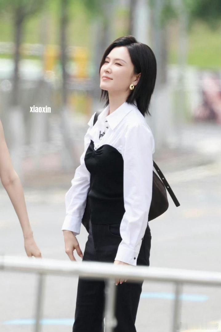 这还是前几天的徐洁儿吗徐洁儿反差感🈶，前几天还是长发金色发色造型的芭比公主，今