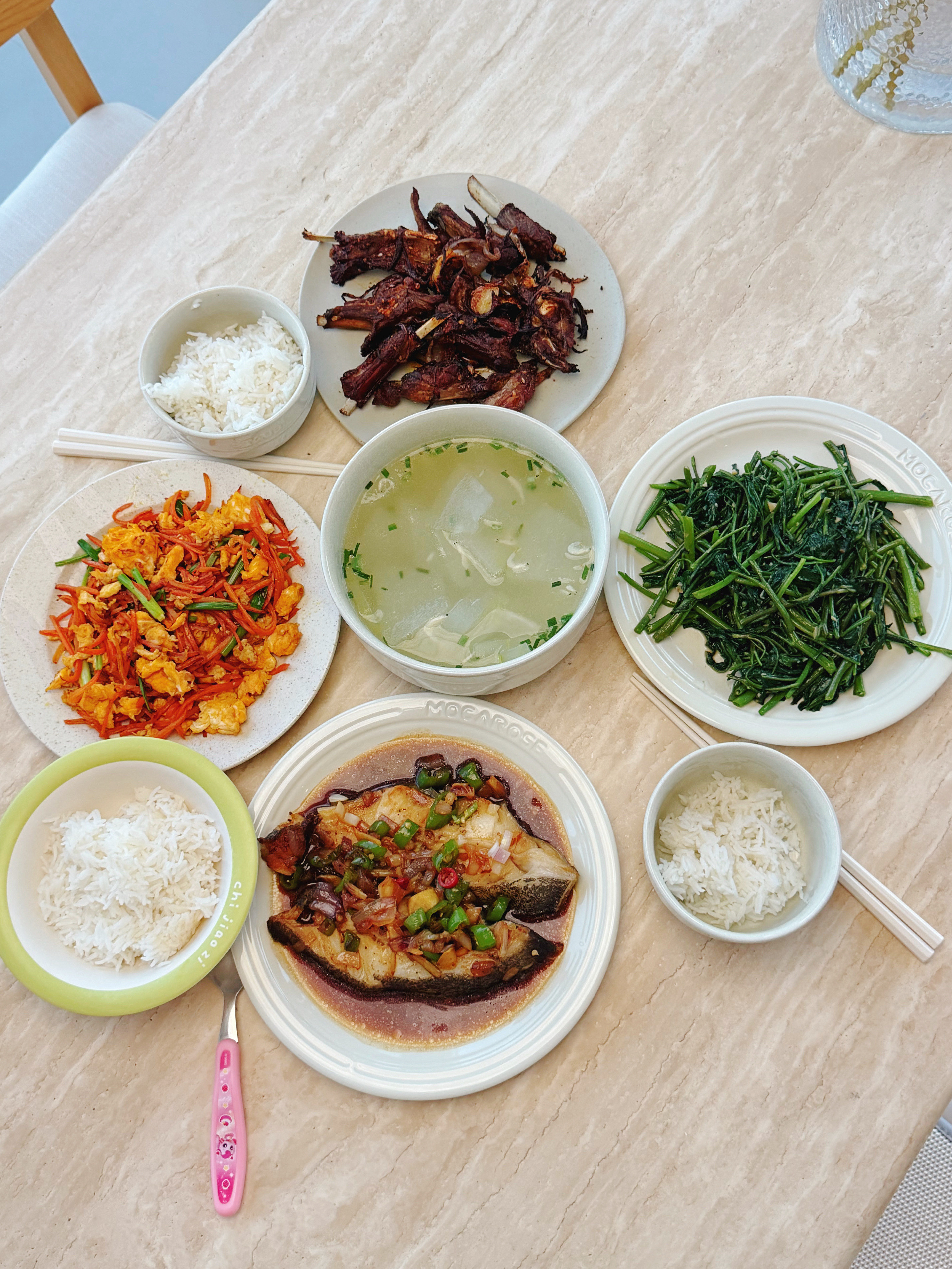 吃晚饭～感觉最近有点时间没在家里吃晚饭了烤羊排、红烧比目鱼、胡萝卜丝炒鸡蛋、清炒