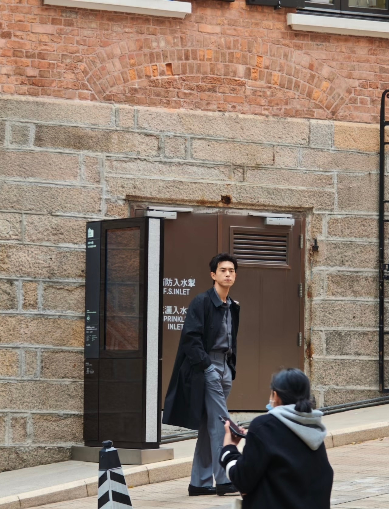 香港街头偶遇李现拍摄网友香港偶遇李现拍摄帅哥随便拍拍就出片了