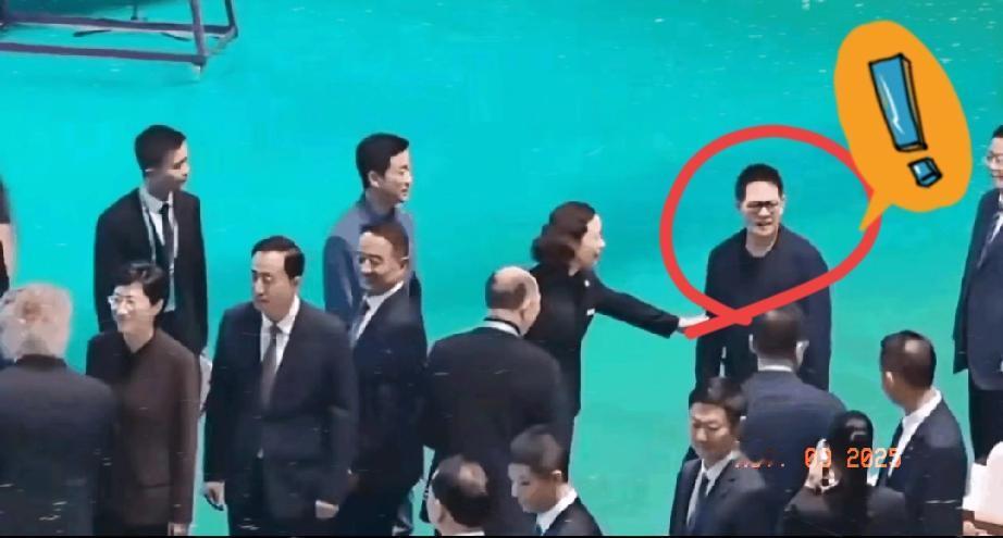 李连杰咋回事啊？怎么大家都自觉的远离他了，真的看来假不了啊最明显的就是吴