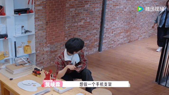 贺峻霖手搓手机支架往日只知晓贺峻霖口才出众风趣幽默，如今才发现他动手能力同样出众