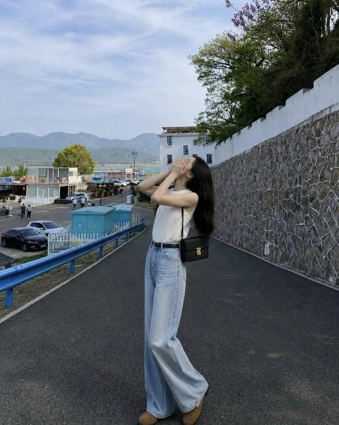 海边漫步，自由自在，享受阳光与海风。