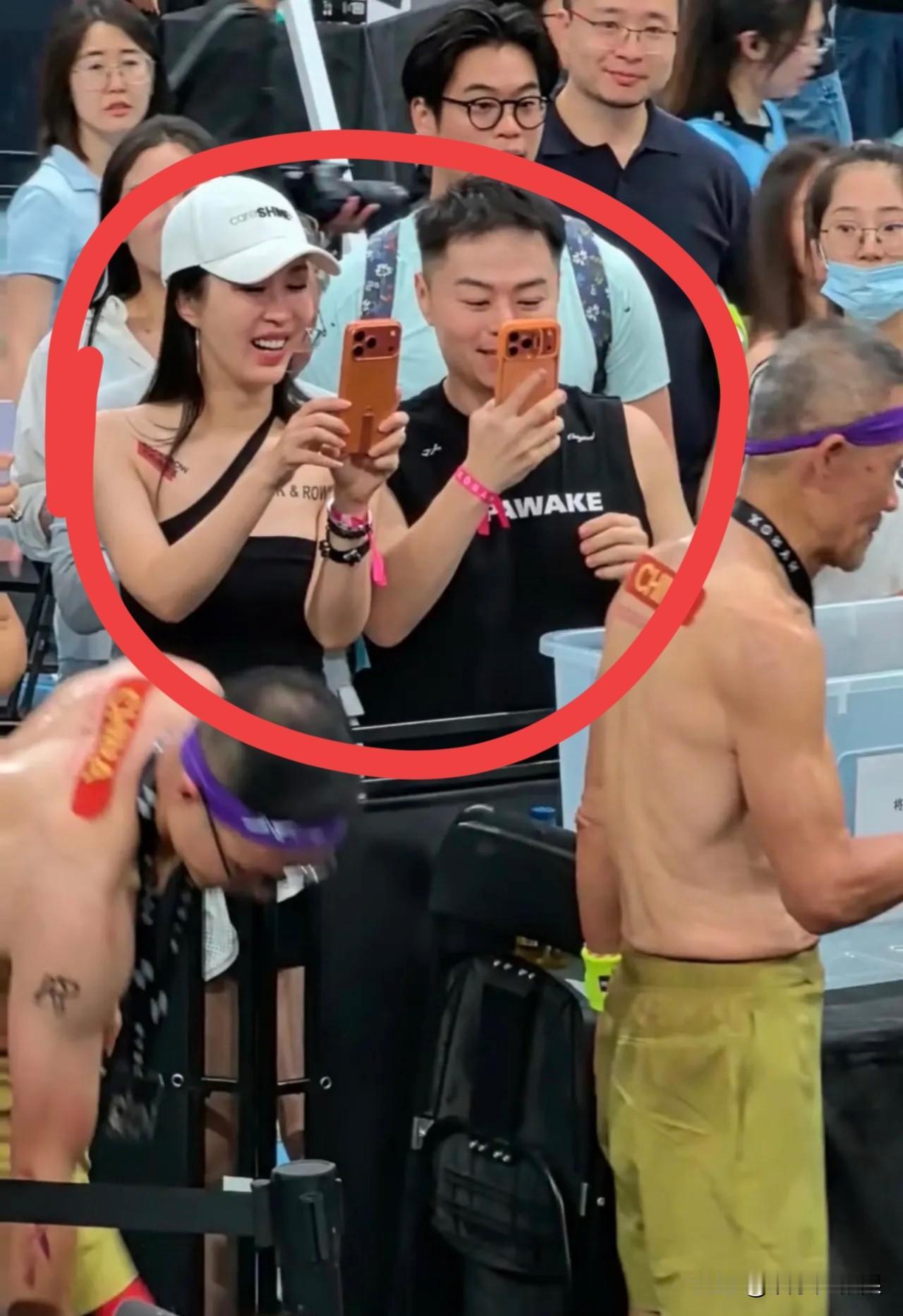 王石，这是被蒙在了鼓里吗？这位男士到底是谁？跟田朴珺这么形影不离吗？就连手机