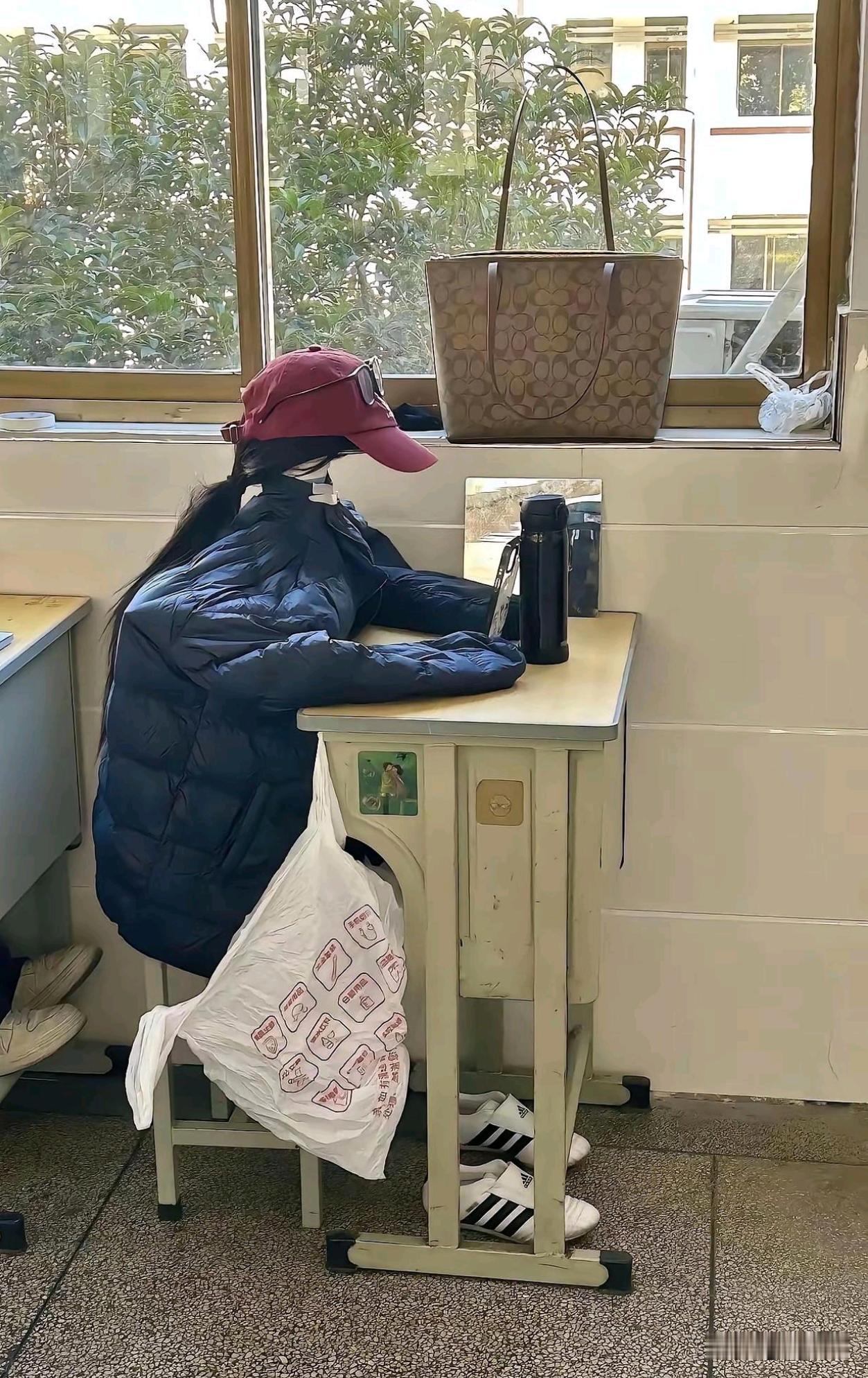 老师看到这一幕，估计头都大了，这家长叫还是不叫好