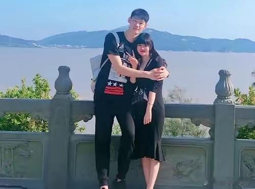 胡金秋转会猜想如果大秋考虑离开广厦，家庭距离绝对是优先考量因素。胡金秋全家定居杭