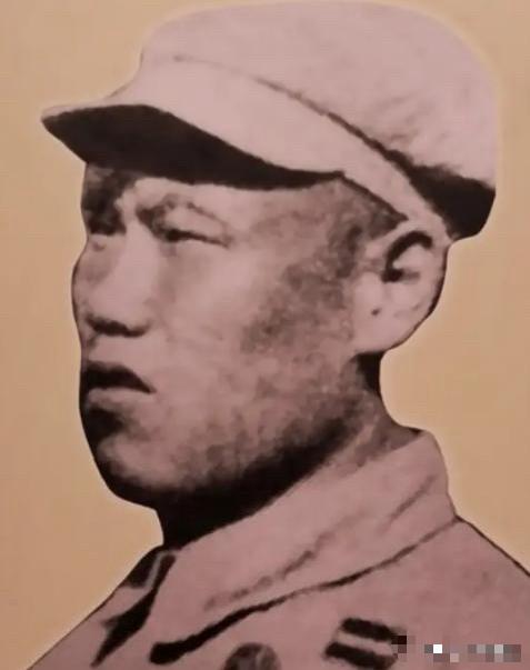 1951年，一个志愿军战士往阵地送弹药，却发现干部全部牺牲，只剩15个新兵，他连