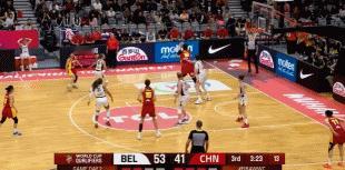 张子宇抢篮板进攻犯规，宫鲁鸣难得护犊子抗议，对方防守碰瓷耍赖很聪明张子宇这个