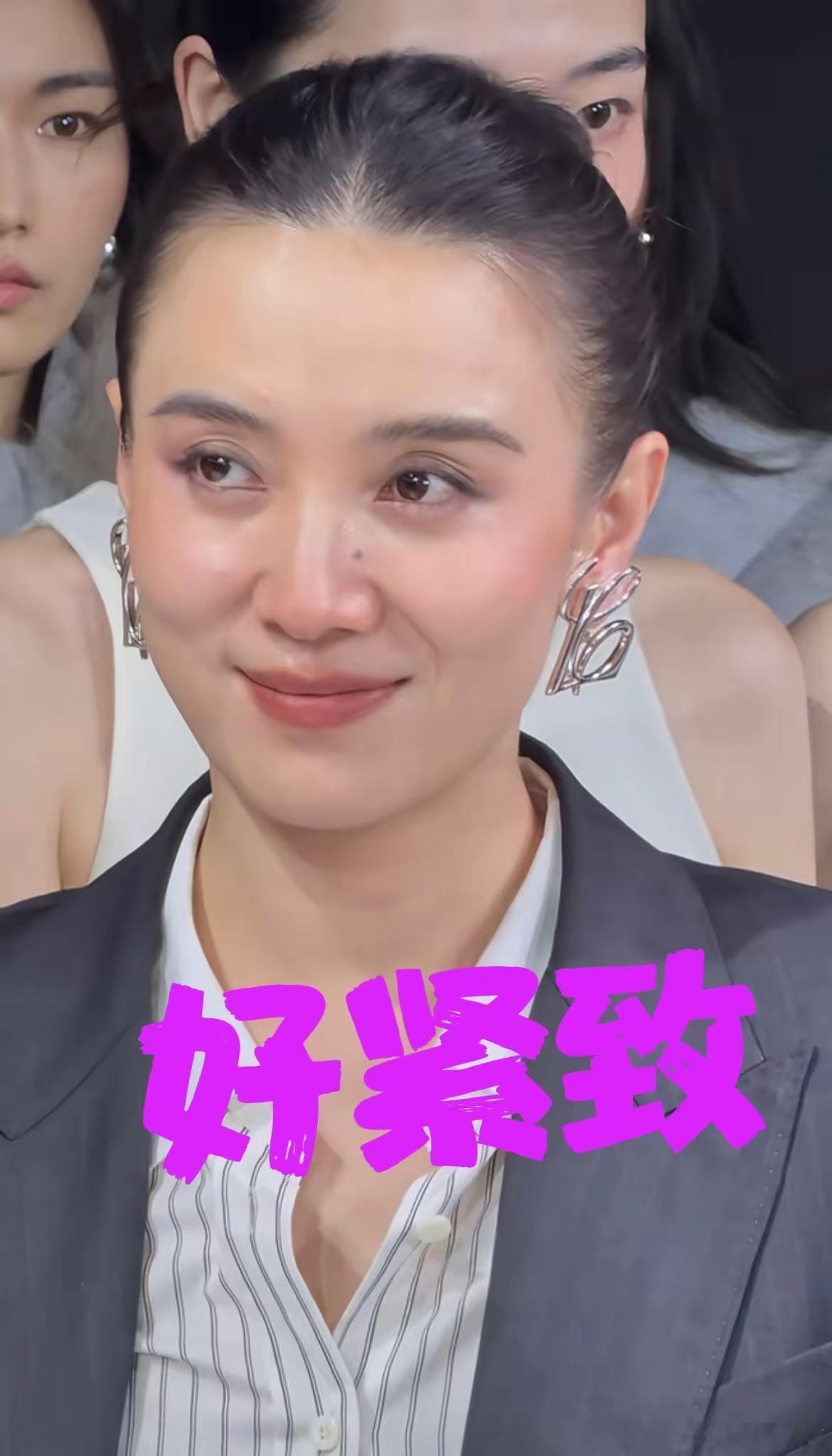 原来，小宋佳只比张柏芝小一岁，​天呐，我一直以为她们不是同代人，在我的印象中，小宋佳比张柏芝要小10