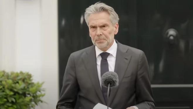 荷兰之所以敢和中国硬碰硬，其实他早已把阿斯麦算在了里头。但荷兰千算万算一定没算到