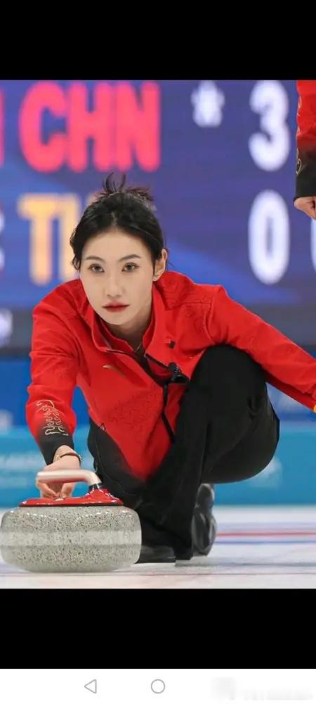 今晚9点，劝你别看CCTV5。因为那会是一场让你揪心的比赛。中国女子冰壶，2胜