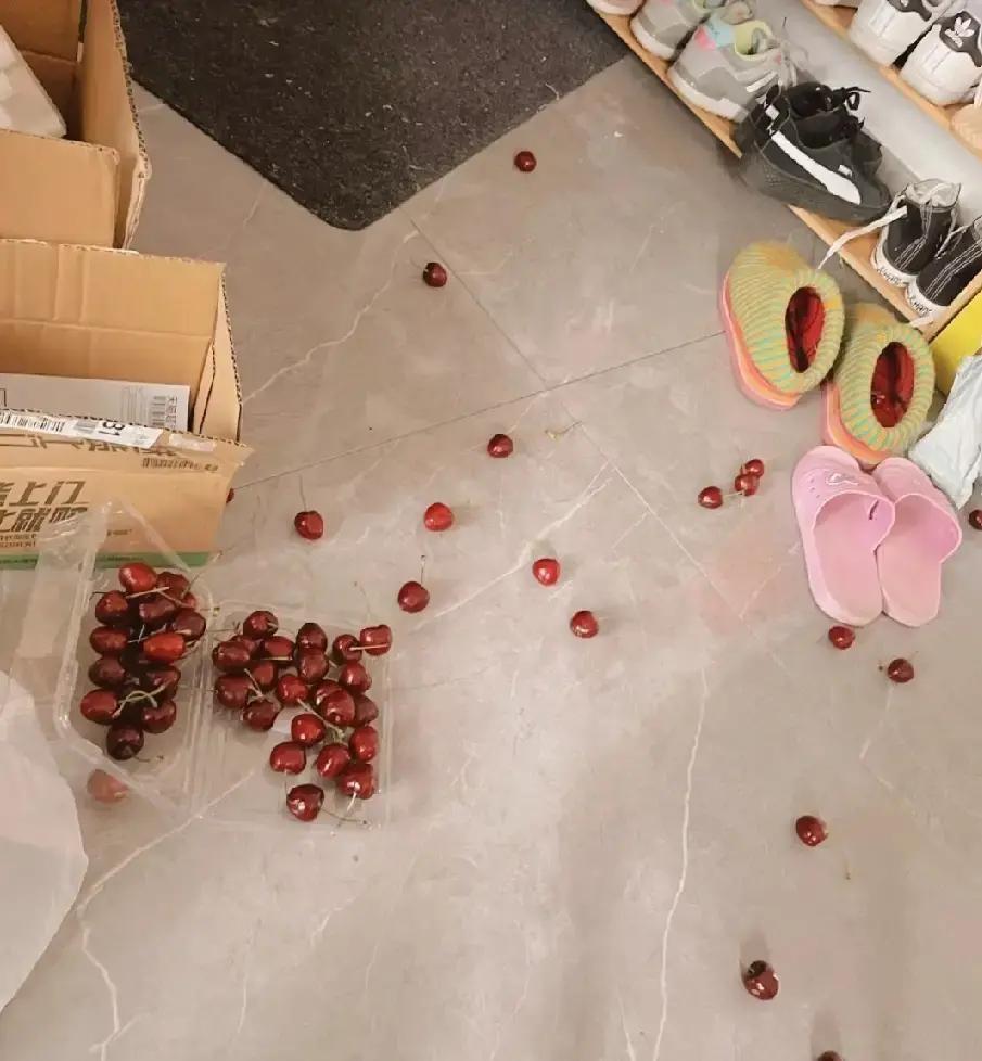 闺女一把掀翻儿媳妇买的进口车厘子，红果滚得满地都是。那天儿媳妇刚把一盒市价百来