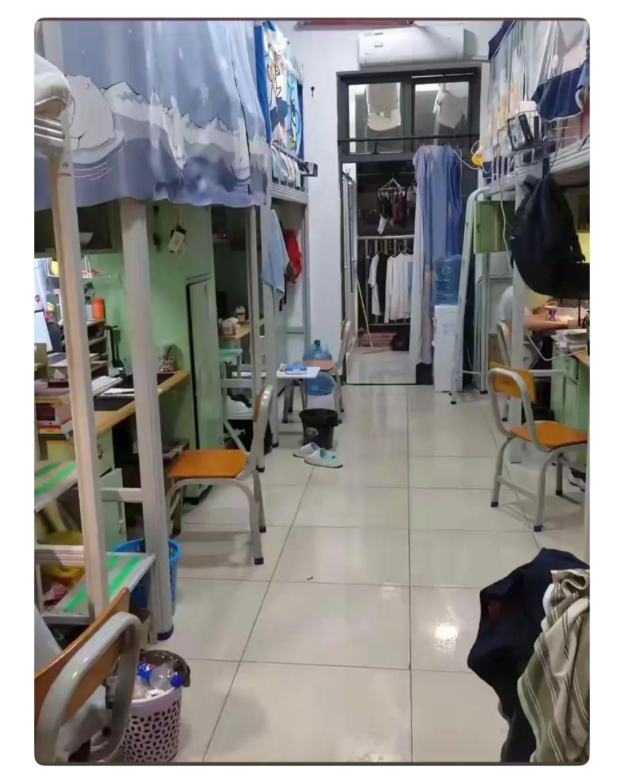 动容了，哈工大的一个辅导员查寝室，发现一个女生床头摆着几袋速食面，桌上一瓶腐乳快