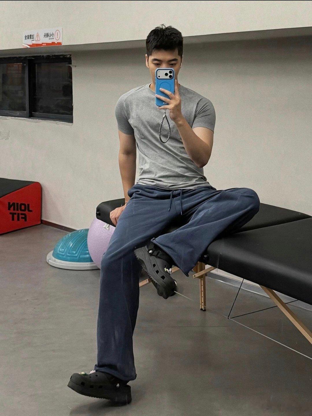 还是很喜欢肌肉男的吧体育生