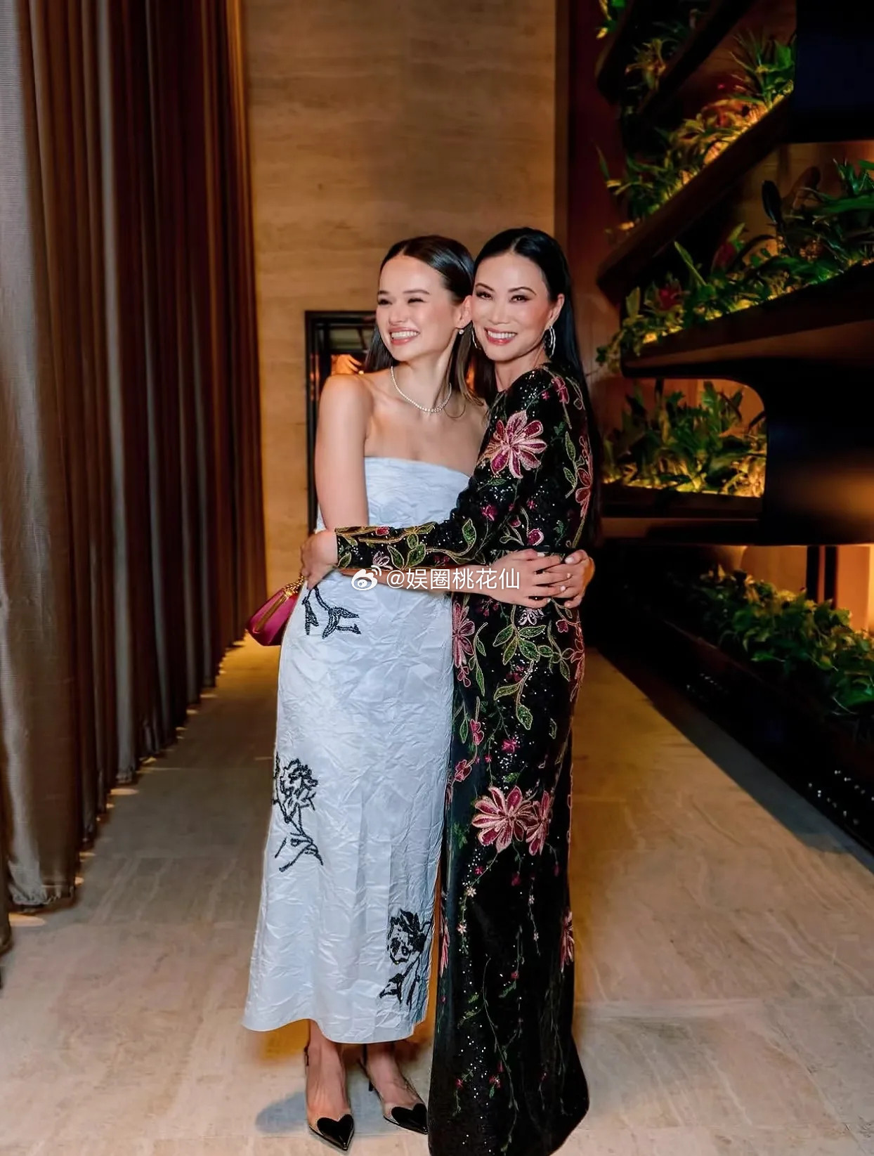 邓文迪和女儿们出席前夫默多克95岁寿宴，大女儿的长相很可爱，很像年轻时候的默多克