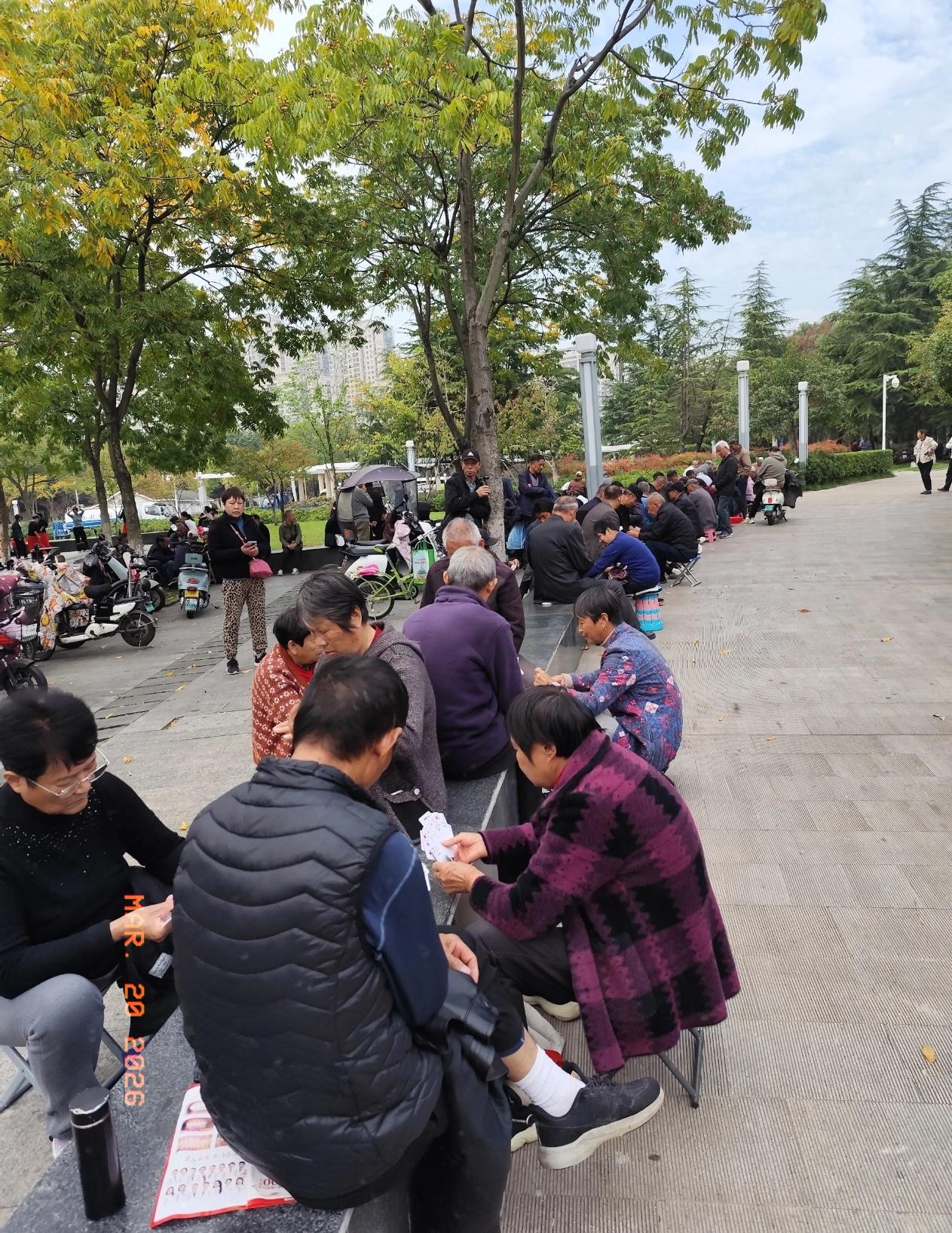 我有个老姐妹都53岁了，居然在外边有了外遇。我就问她，都这个年纪了，怎么还会犯