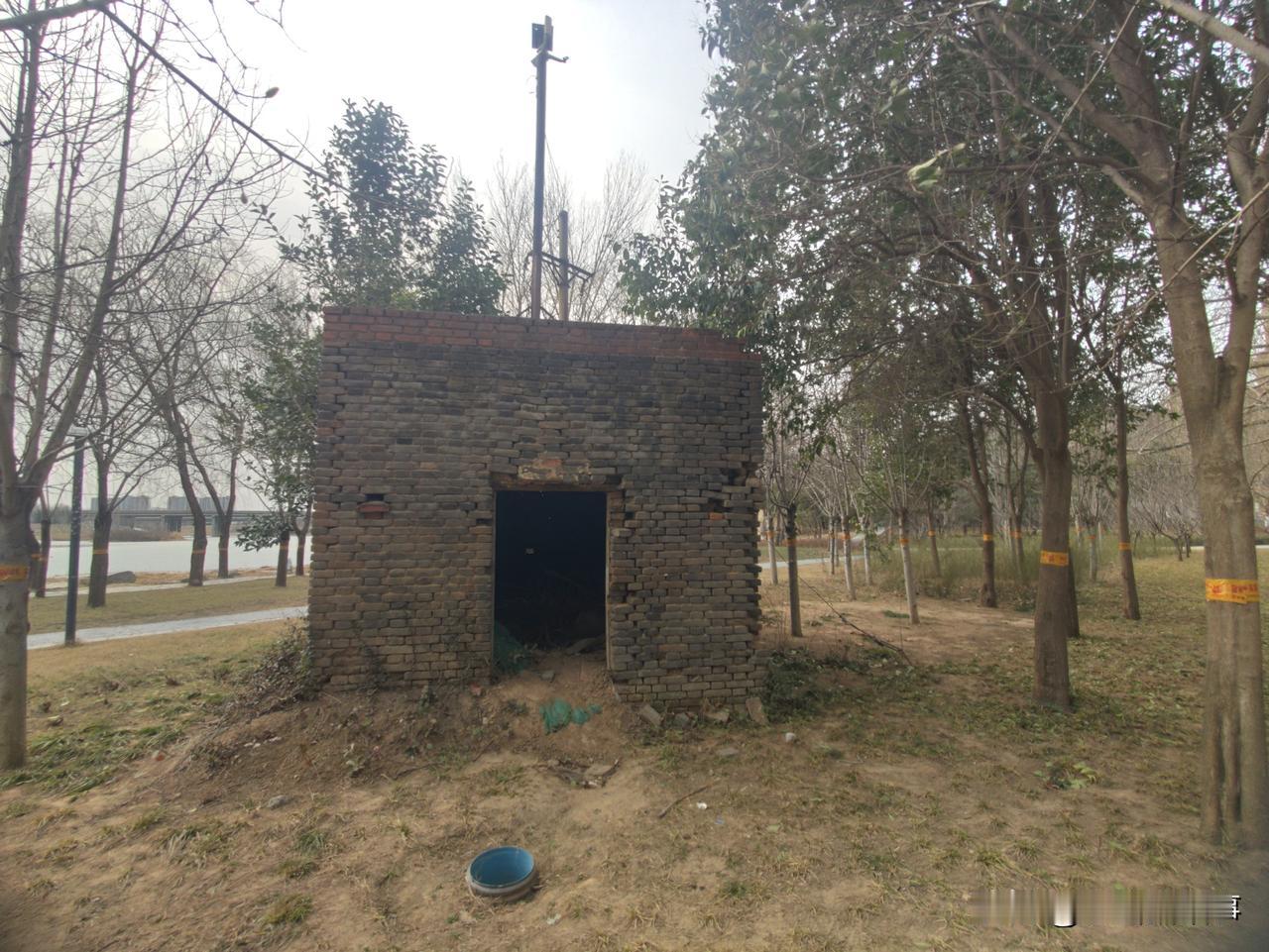 在郑州市西流湖公园南园，碧鸿桥南边，西流湖的西岸，紧挨湖面的绿化带里一有一间青砖