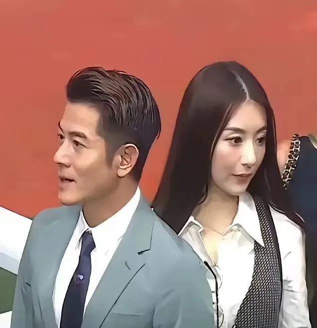 这张照片拍摄于2022年，郭富城和妻子方媛出席某活动的情景。想当年，满大街都是“
