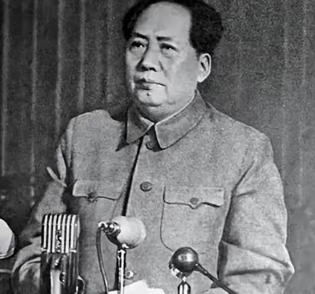 毛主席游泳过后不慎患上重感冒，经介绍求助一位老中医，但那中医却说：“必须要答应我