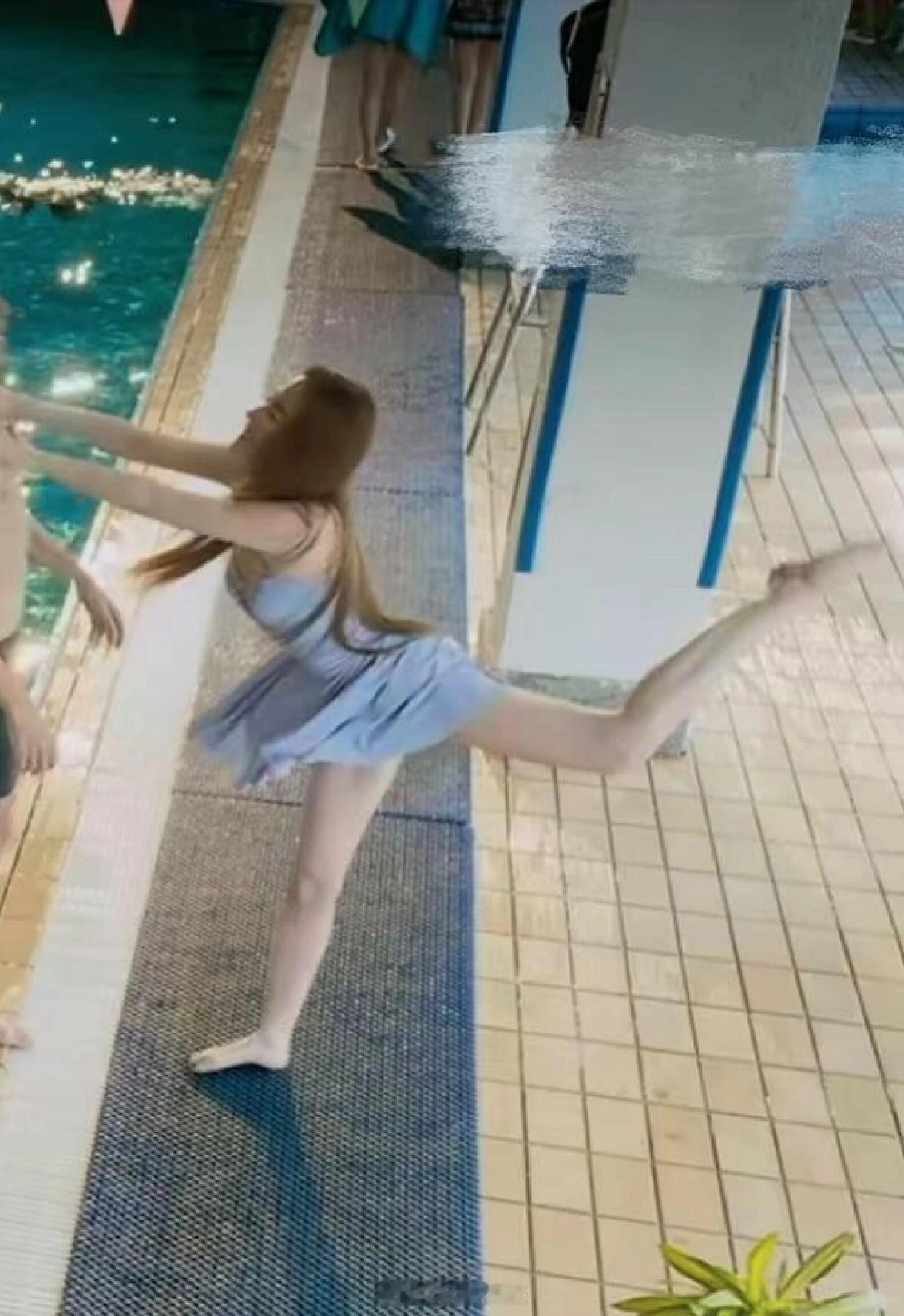 好喜欢刘亦菲后踢腿时小腿上的线条啊