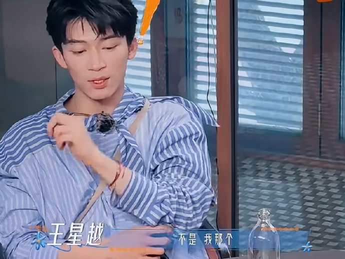 《花儿与少年8》嘉宾初次见面的片段流出，一段吴君如与王星越的互动名场面火速走红，充满生活感的对话，喜