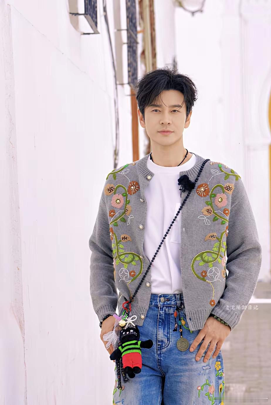 黄晓明这状态和穿搭绝了，说他还是20岁小伙我也信！长得好看，会穿，保持身材，还没