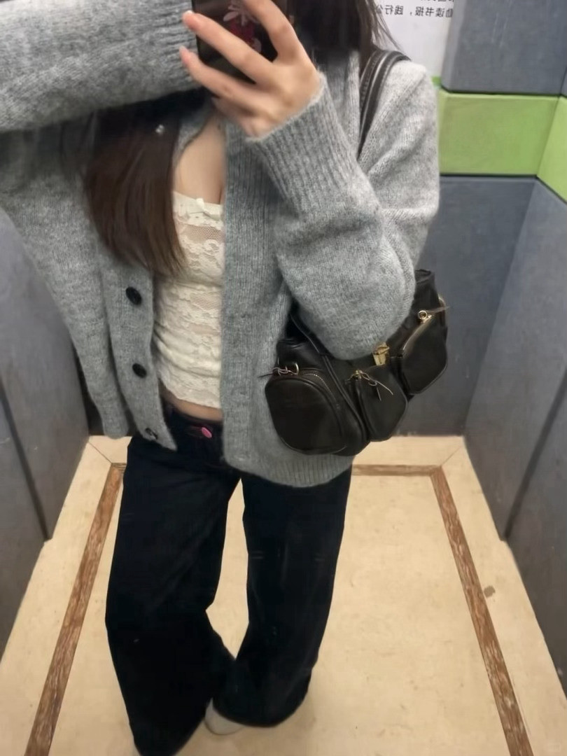 电梯间的镜子，是我的临时试衣间