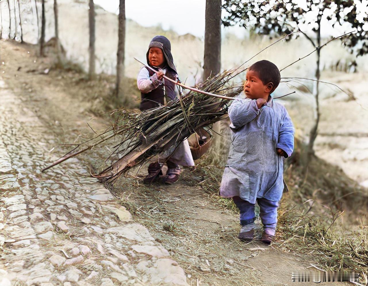 1917年，两个小孩正抬着一捆干柴回家。忽然，迎面过来几个骑马的人。狭路相逢，两