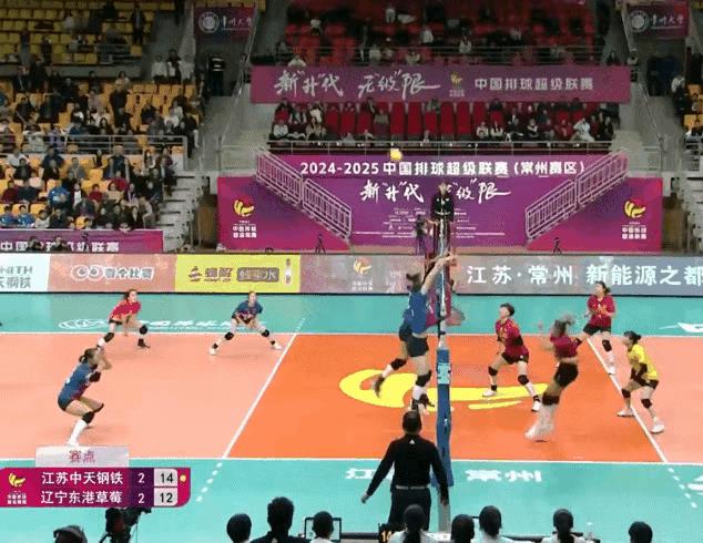 中国女排已具备42配备战术基础。赵勇用范泊宁替换张籽萱拦网，龚翔宇传球，这个换人