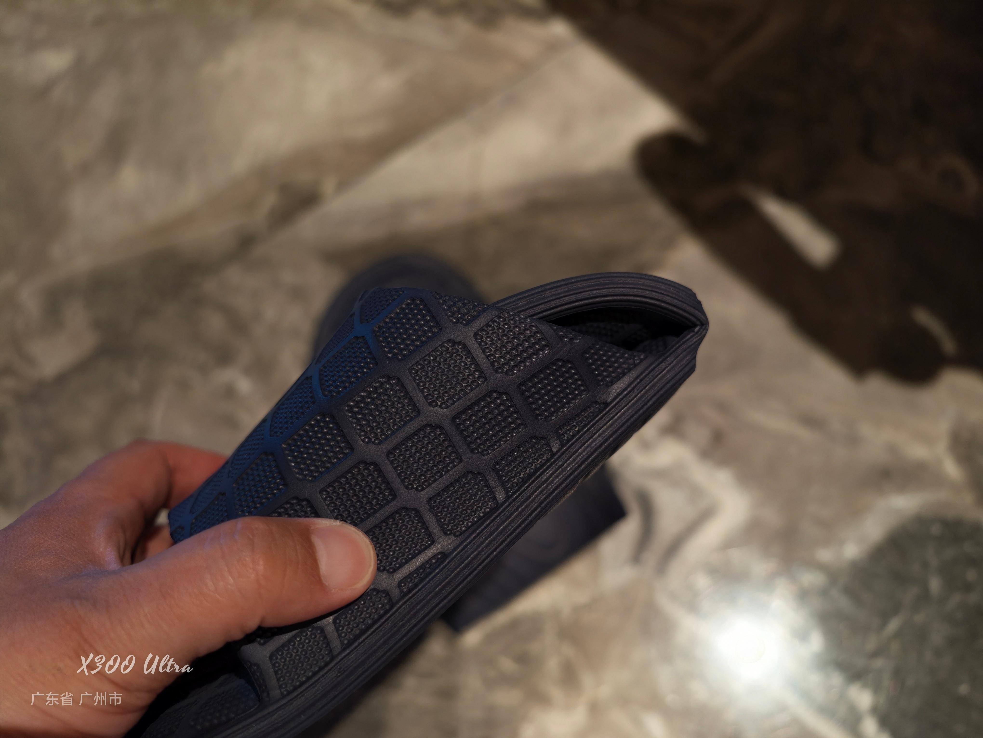 住酒店不带毛巾的人天塌了这个是我出差必带的折叠拖鞋，折叠后放在袋子里非常好收纳。