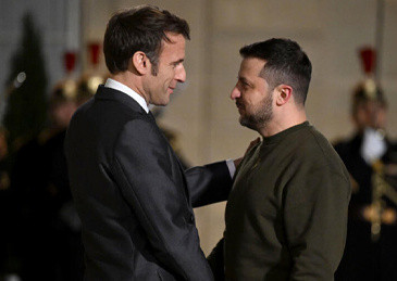 【#马克龙向泽连斯基分享访华期间会谈#】#马克龙用中文感谢中国#当地时间12月