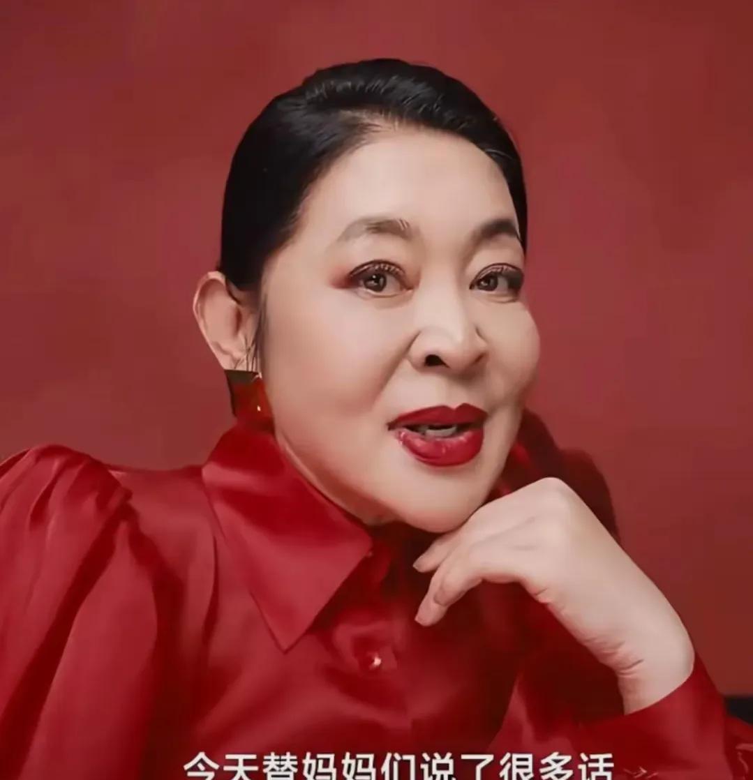 我额的神啊！倪萍老师，你不知道你现在的模样有多“惊悚”吗？你和蔡明老师真是越来越