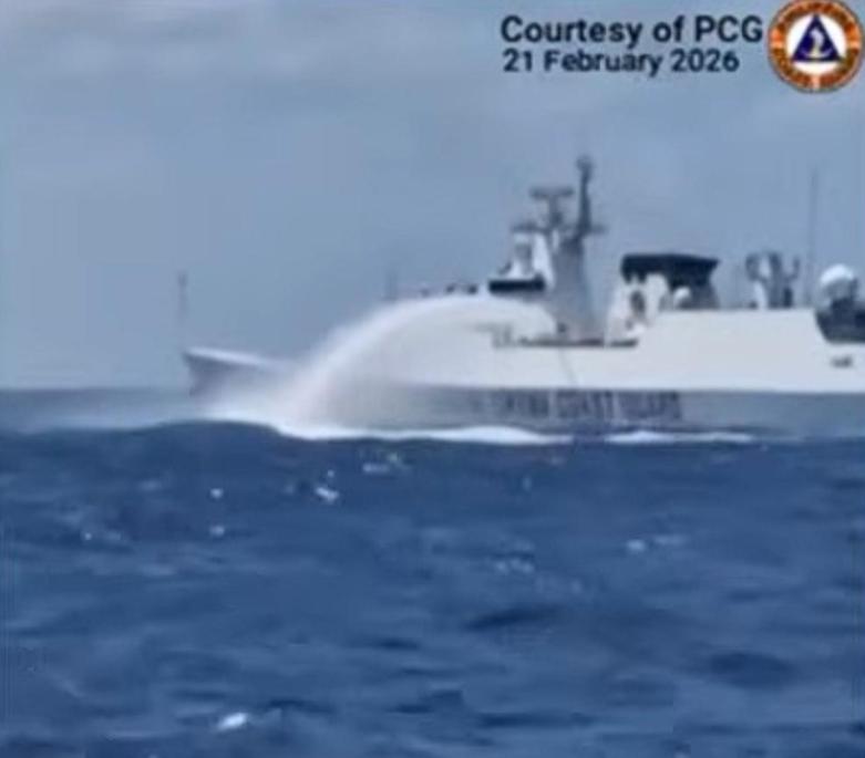 开炮真管用！中国海警船果断开炮，菲律宾50多艘舰船立即鸟兽散，夺命而逃！当地