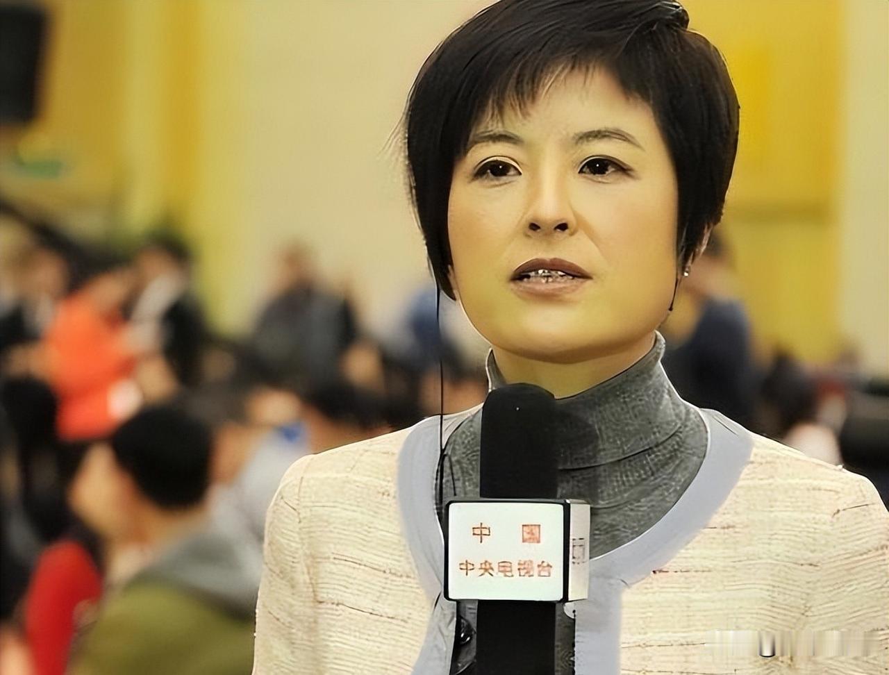 张泉灵满头白发坐在镜头前，说“我不忍心剖析你”。她没哭也没激动，就那么静静看着