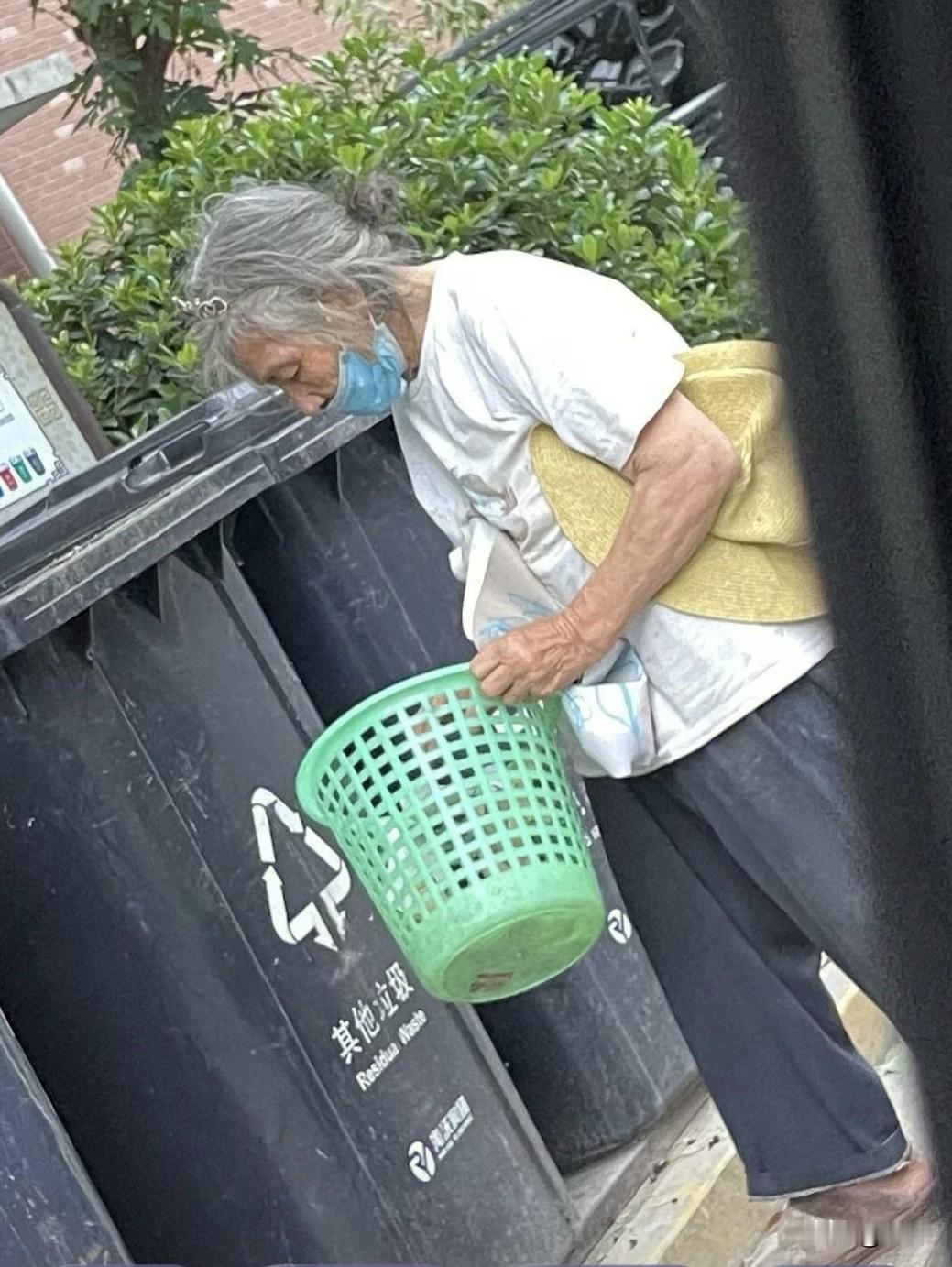 我发现，不管是高档小区还是普通小区，垃圾桶前都围满了捡垃圾的老人从凌晨五点多