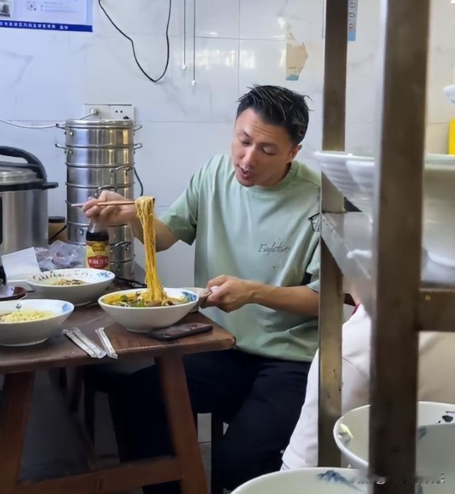 近日，45岁的谢霆锋因在重庆一家路边面馆独自用餐的“接地气”举动再度引发网友热议