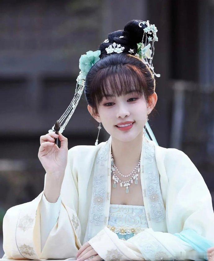 孟子义脸型偏长，古装剧更适合➕个刘海。