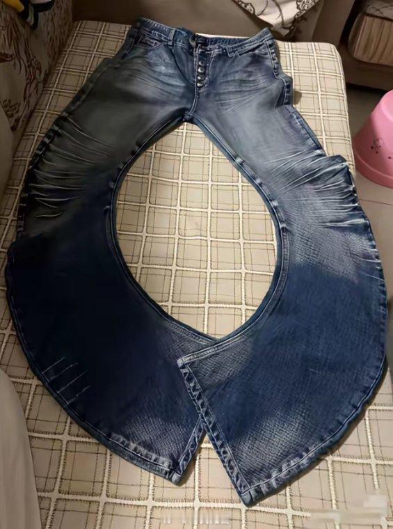 弯刀裤爆改成了马桶垫。普通人驾驭不了的时尚。