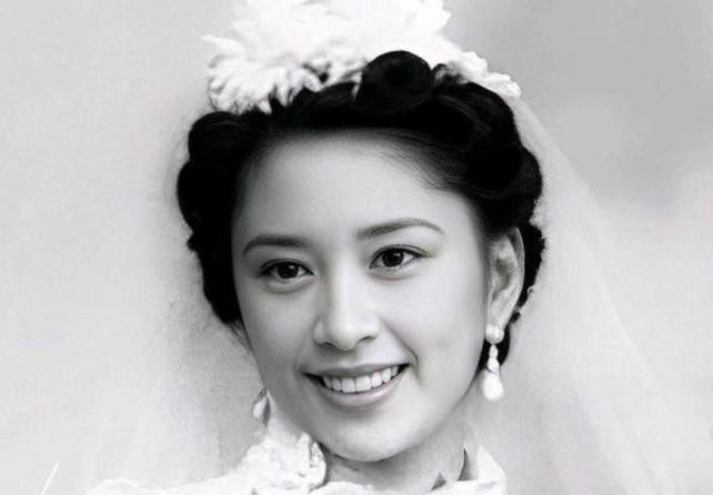 1966年，27岁的胡友松发现生理期没正常来，便问76岁的丈夫李宗仁怎么办。谁料