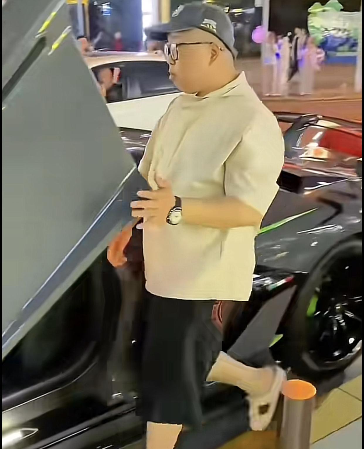 蓝战非，一个你永远都弄不懂的人！他是广东罗定，长得短小精悍，黑得像个挖煤工。